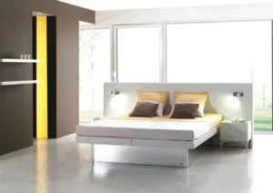 Modernes Wasserbett in einem stilvoll eingerichteten Schlafzimmer