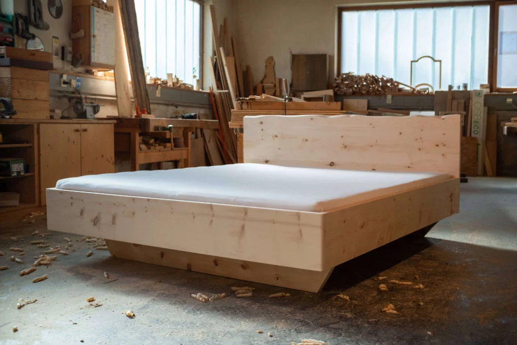 Zirbenbett mit Holzbettrahmen